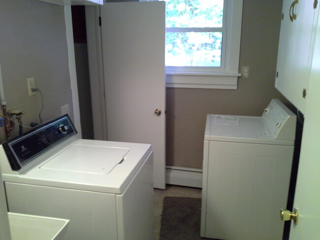 Laundry wih cupboards and washer/dryer - 205 2nd St W