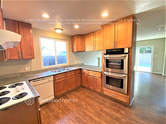 Building Photo - 1637 Amapola St