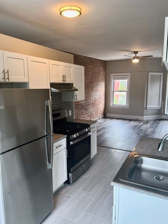Building Photo - *** Apartment in South Oakland * Spacious & Renovated * Pet Friendly * Walk to Pitt * Exposed Bri...