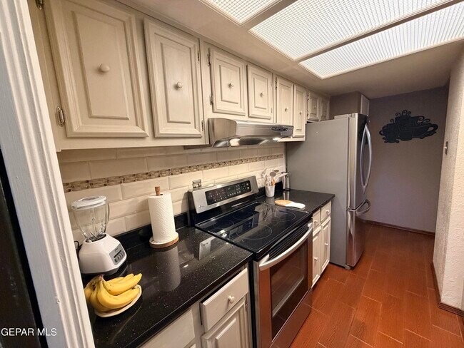 Building Photo - 6201 Escondido Dr