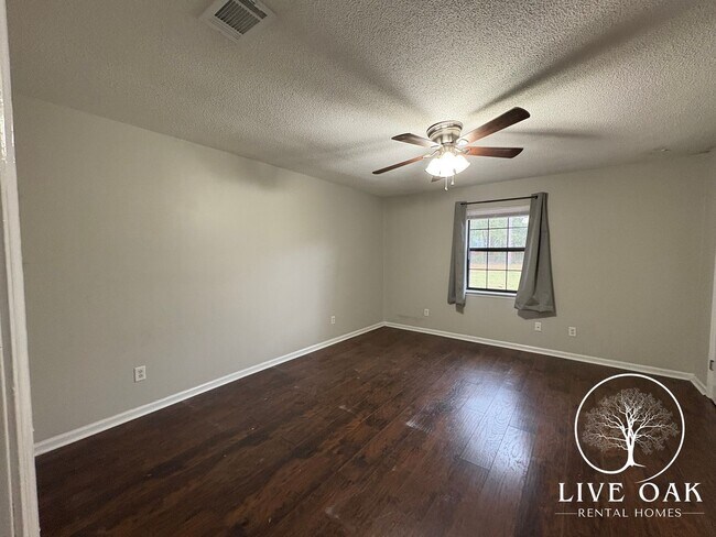 Building Photo - MOVE-IN SPECIAL: $500 OFF 1st MONTH'S RENT!**