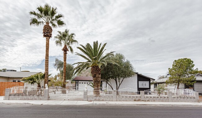 Primary Photo - Charming one-story house