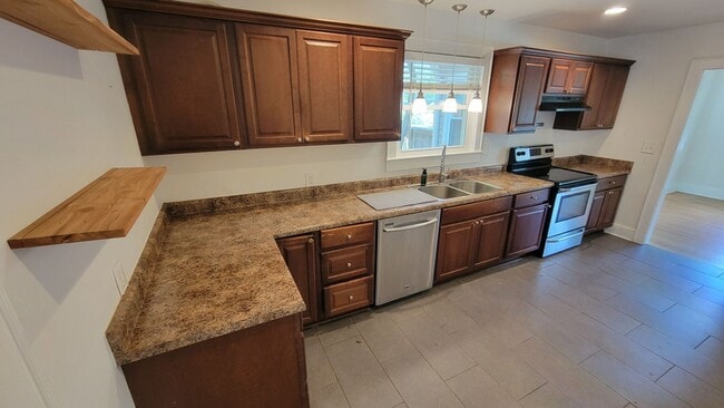 Building Photo - 3 Bed, 2 Bath Home Available in Greenville