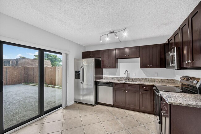 Building Photo - 744 Springdale Cir