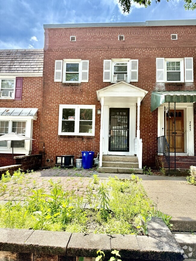 Building Photo - 2457 Mercer St
