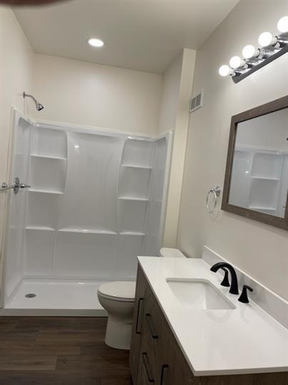 Building Photo - Move In Special! Move in by 6/5 and get 1/2 off first full months rent! Available Now! Large 5 Be...