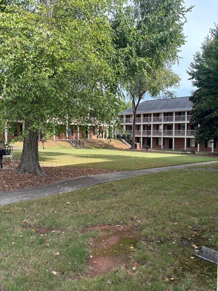 Building Photo - 250 Elm St
