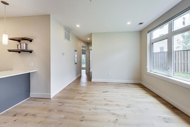 Building Photo - Gorgeous 2 bedroom 2 bath condo just steps from Columbia Hgts center $3,550