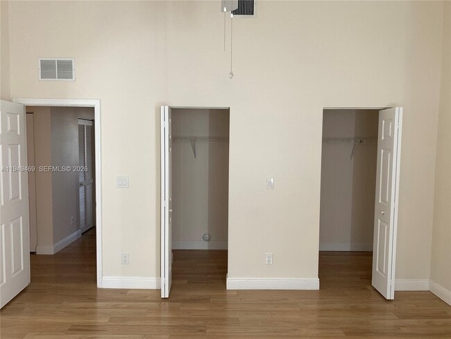 Building Photo - 3338 Lakeside Dr