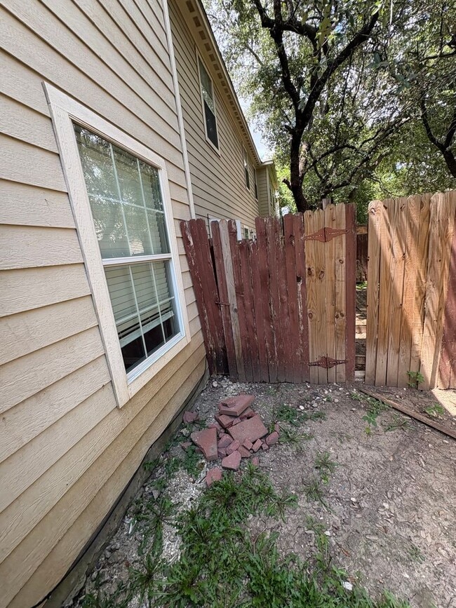 Building Photo - Newly Renovated Town-home