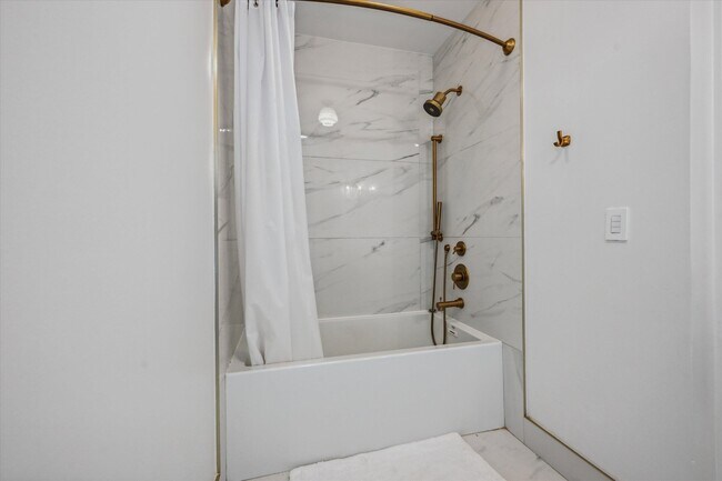 Building Photo - 11223 Pond View Dr