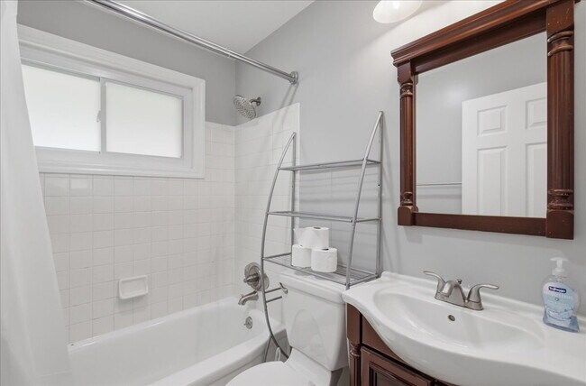 Building Photo - Charming 4-Bedroom Springfield Rambler Near Lake Accotink Park