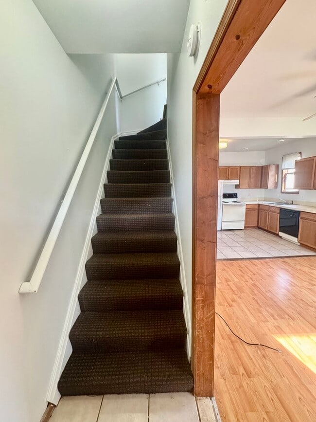 Building Photo - 304