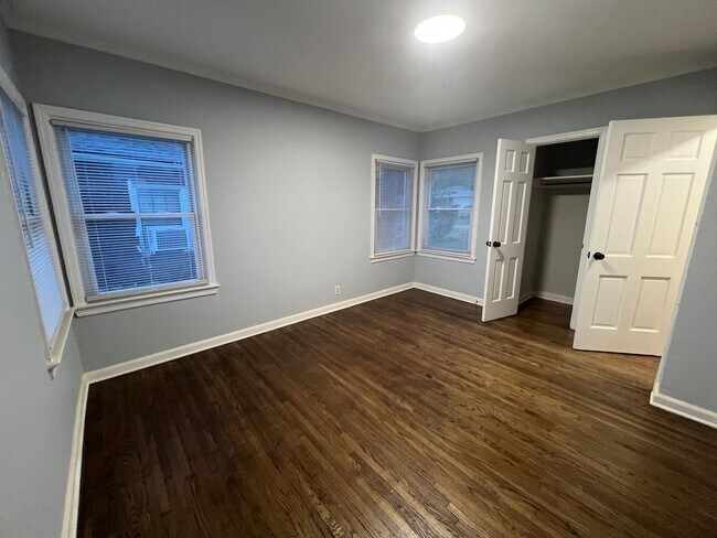 Building Photo - Gorgeous Fully Renovated 4 bedroom 1 bath ...