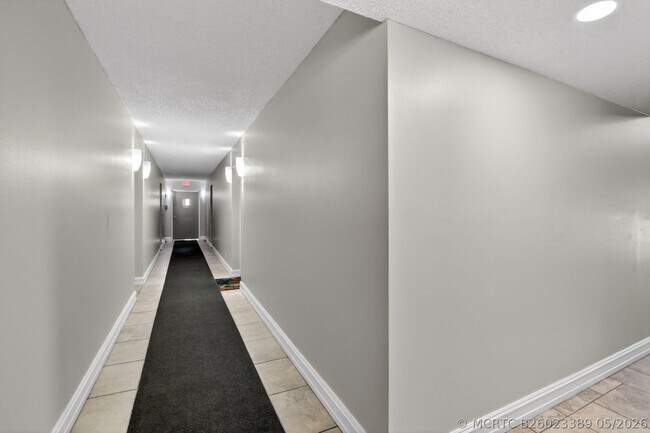 Building Photo - 9101 Jacaranda Ln
