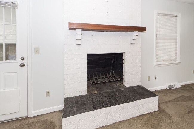 Building Photo - 3 Bedroom 2 Bath Home in Briarwood - Summe...