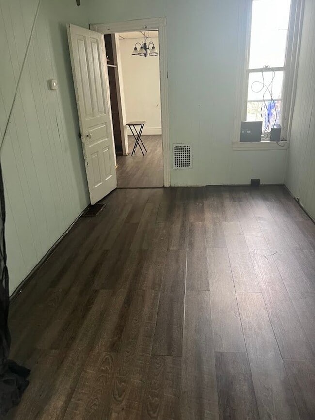 Building Photo - First Floor One Bedroom Apartment