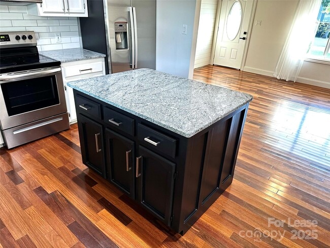 Building Photo - 2054 Hickory Hills Dr