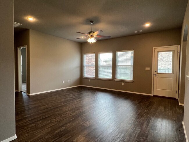 Building Photo - 1306 W Walker Dr