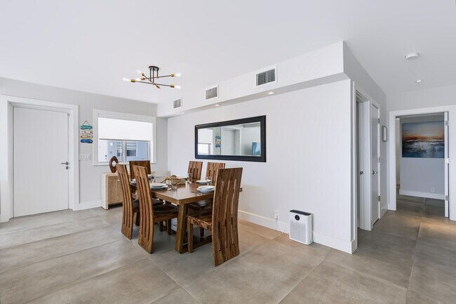 Building Photo - 604 N Ocean Blvd