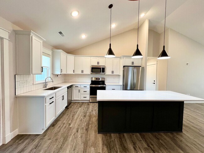 Building Photo - Modern Single-Family Home in Scenic Meadows Neighborhood
