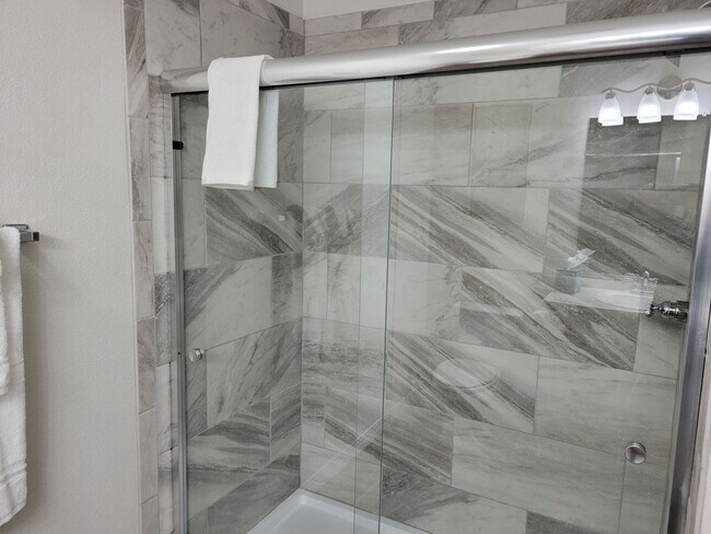 Building Photo - NEW LUXURY ONE BEDROOM APARTMENT FULLY FUR...