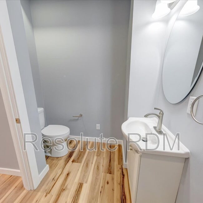 Building Photo - 804 N Locke St