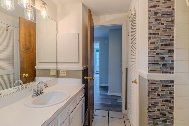Building Photo - Price Improvement! Sweet Serene Silver Lake