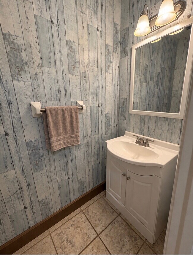Building Photo - "Charming 3-Bed Home in Clarksville – Cozy Living with 1.5 Baths at 512 Appleton!"