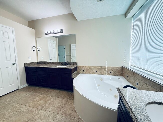 Building Photo - 2110 Winding Springs Dr