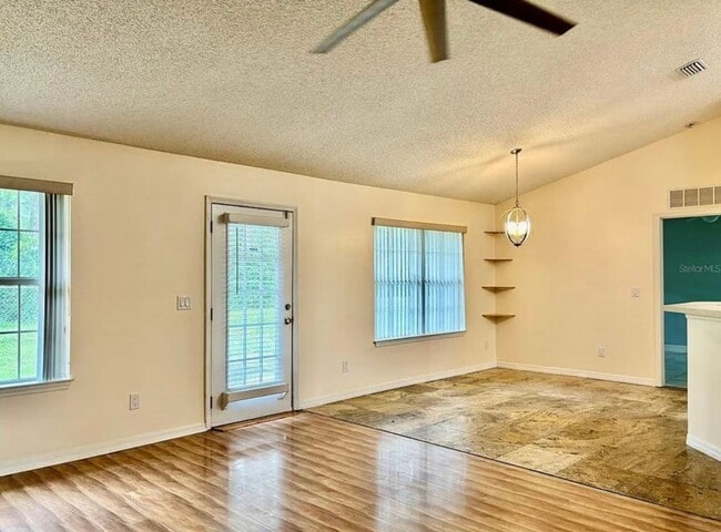 Building Photo - 4-Bedroom / 2-Bathroom Home in Palm Coast