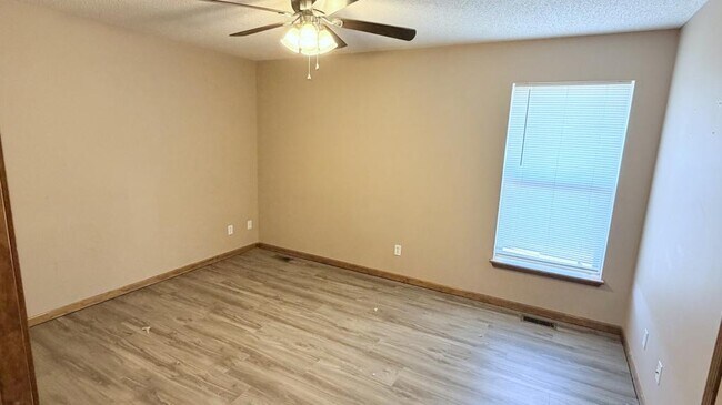 Building Photo - 2213 Larkspur