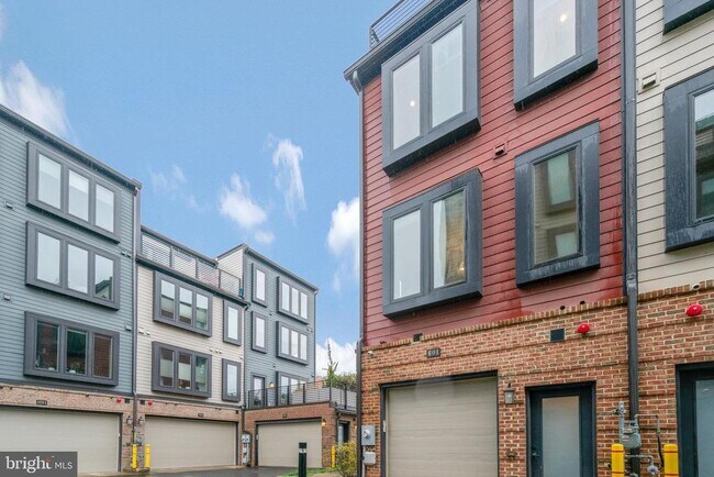 Building Photo - 601 N Henry St