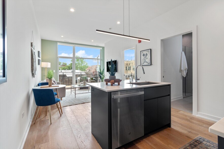 Building Photo - 4513 N Clark St