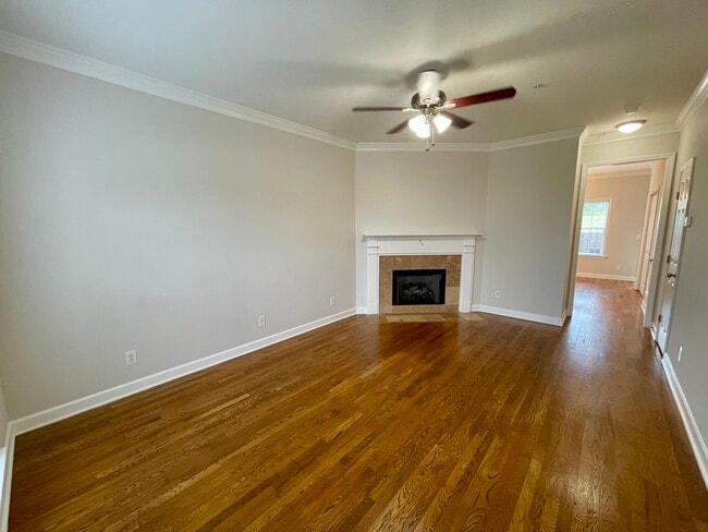 Building Photo - 1047 McKenna Dr