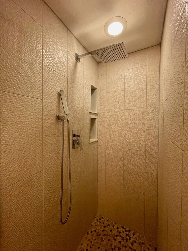 Building Photo - ***$500 off 1st Months Rent!***Well Kept H...
