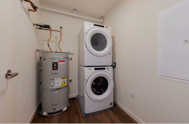 Building Photo - 2 Bed, 2 Bath Corner Unit at The Central A...