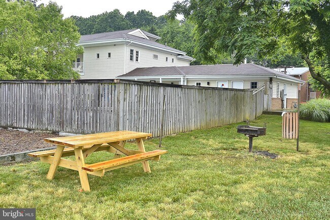 Building Photo - 1952 Kennedy Dr