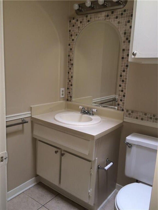 Building Photo - 602 W 51st St #101, Large, fully updated 1 story unit in great location.