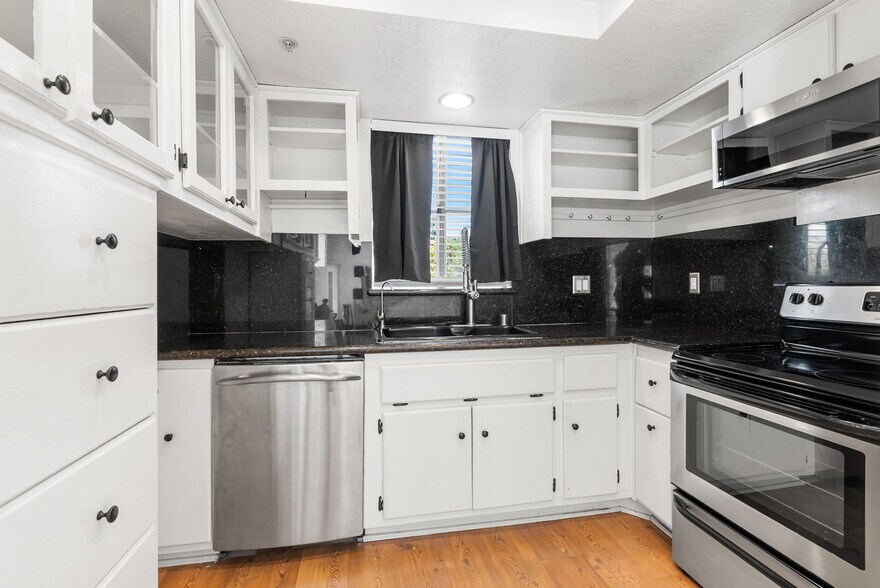 Building Photo - 155 N Cross Creek Rd