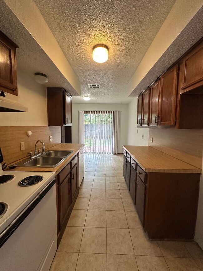 Building Photo - 2 Bedroom 1.5 Bath