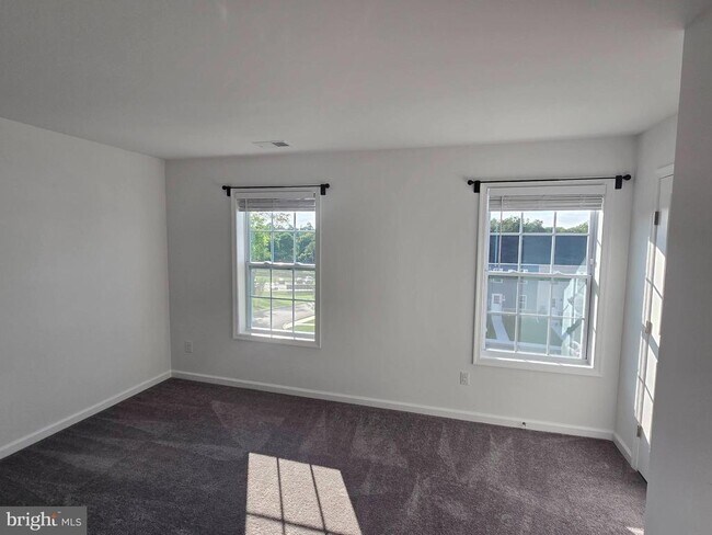 Building Photo - 14 Snowdrop Ct