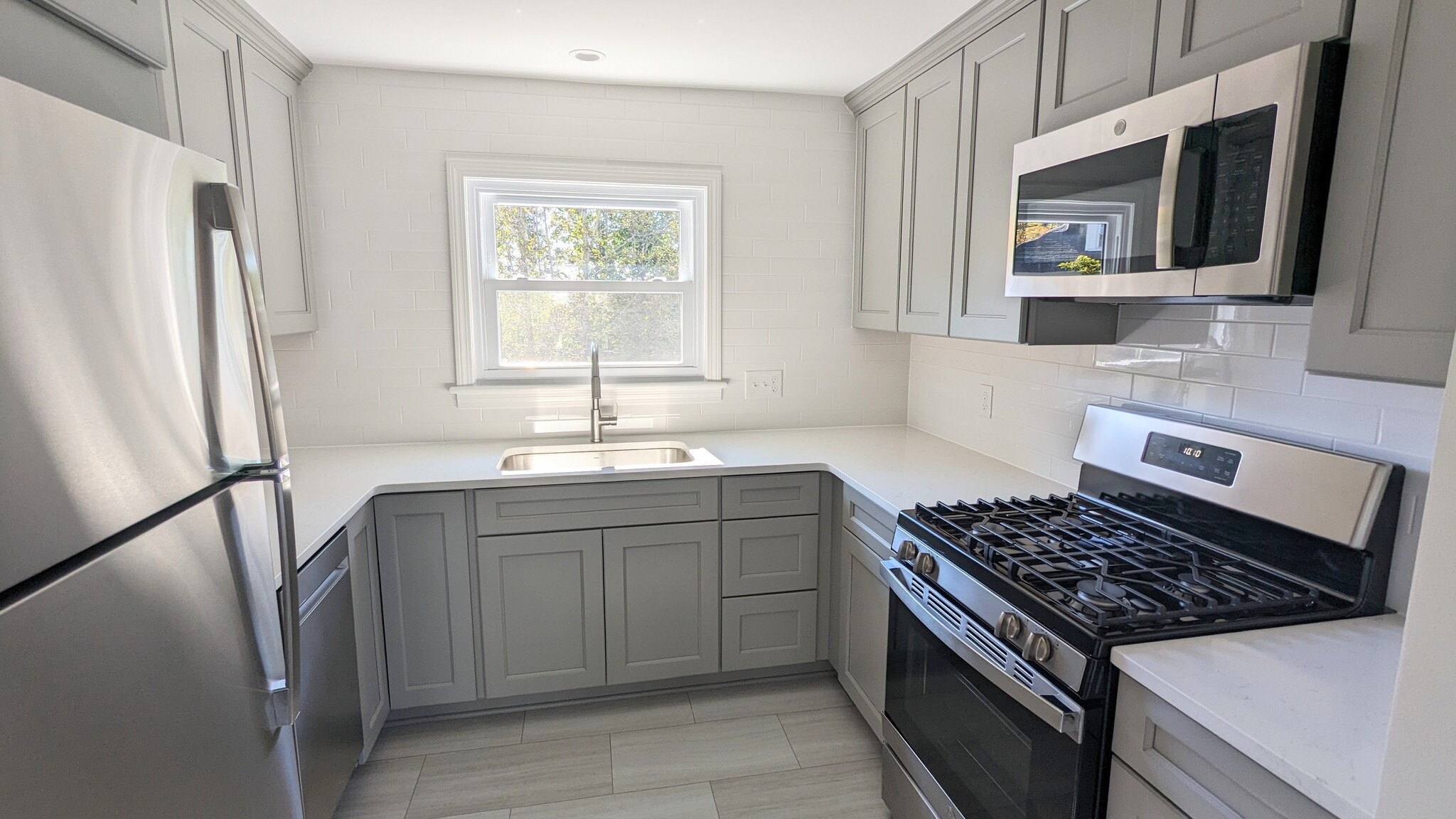 Building Photo - 852 Smith St