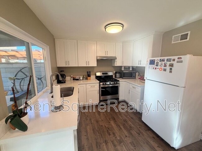 Building Photo - 1149 N Barston Ave