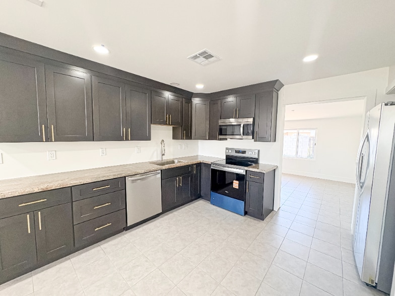 Building Photo - 458 S Mulberry