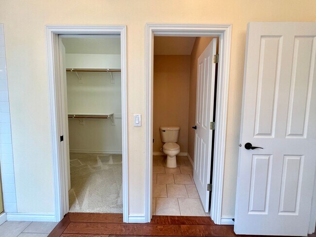 Building Photo - Spacious 4 Bed, 2.5 Bath House!