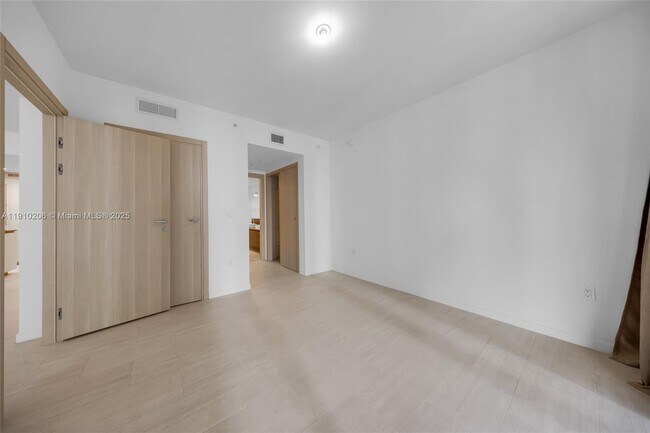 Building Photo - 1000 Brickell Plaza