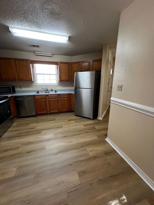 Building Photo - 695 Lloyd St