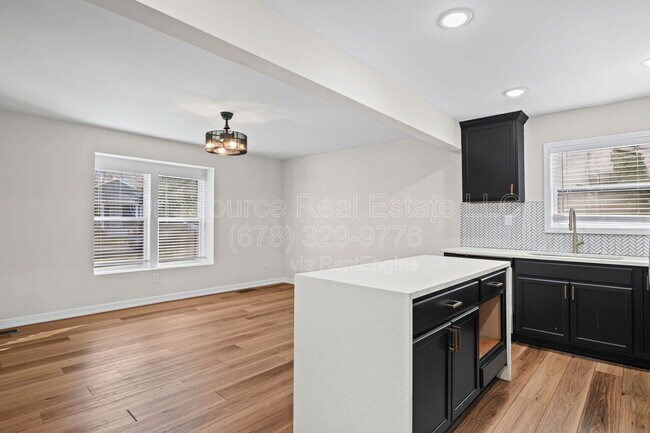 Building Photo - 1467 Ryan St SW