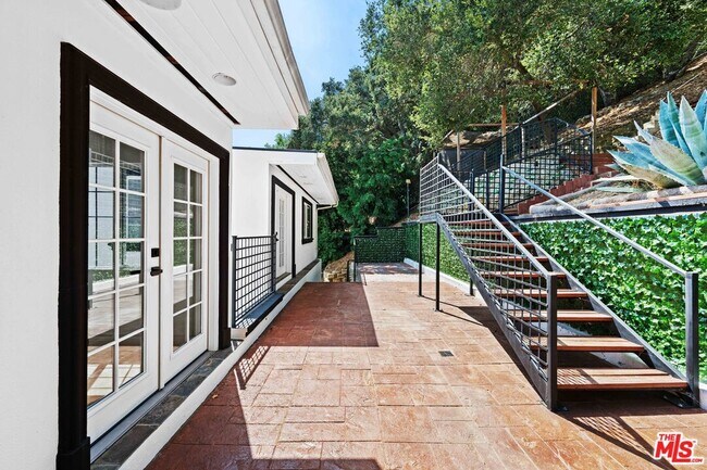 Building Photo - 2563 Hutton Dr